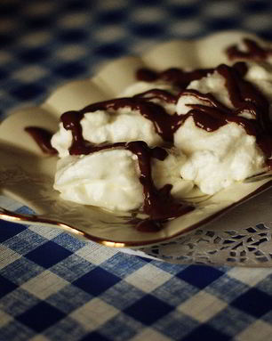 Белковые снежки с шоколадным соусом