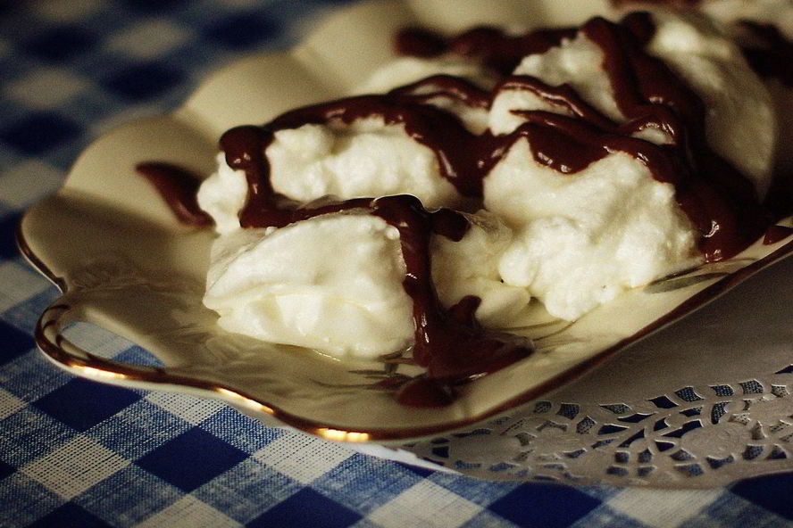 Рецепт белковые снежки с шоколадным соусом