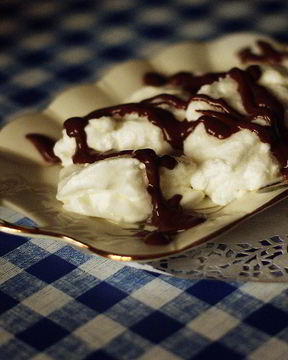 Белковые снежки с шоколадным соусом