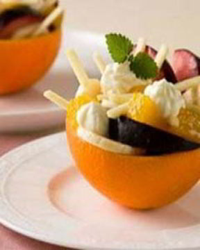Фруктовый десерт в апельсинах
