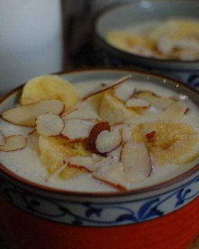 Йогуртовый десерт с бананами и миндалем