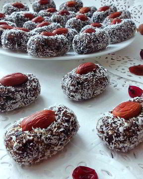 Конфеты из чернослива в кокосовой стружке