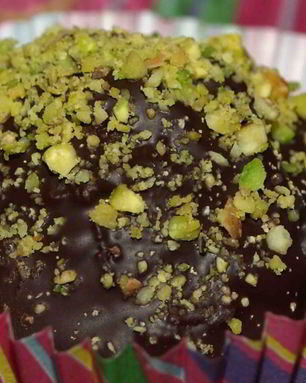 Конфеты из миндальной муки с фисташками и клюквой