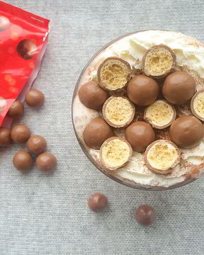 Молочный горячий шоколад c конфетами Maltesers