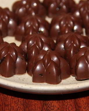 Шоколадные конфеты с фундуком, черносливом, медом и ликером
