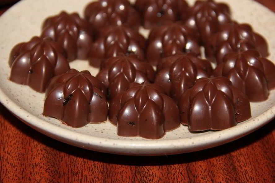 Рецепт шоколадные конфеты с фундуком, черносливом, медом и ликером