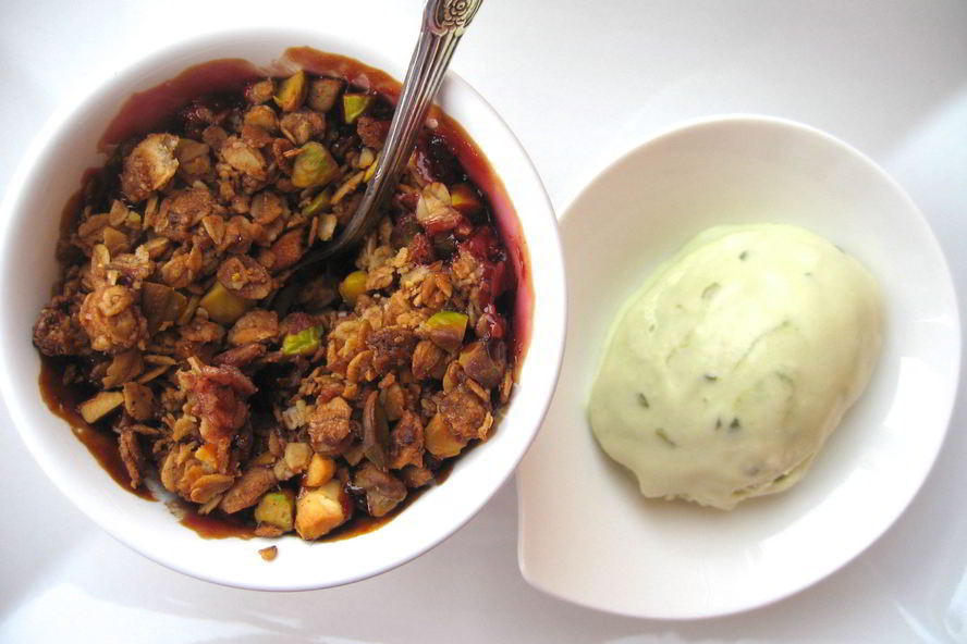 Рецепт крамбл с клубникой, сливой и фисташками