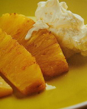 Ананасы на гриле со свежим сырным кремом