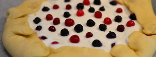 бархатная галета с творожным кремом и ягодами. Шаг 11