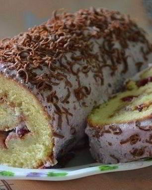 Бисквитный рулет с бруснично-творожным кремом