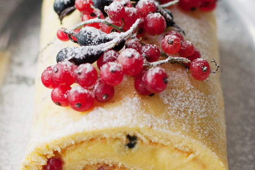 Рецепт бисквитного рулета с лимонныма кремома и ягодами