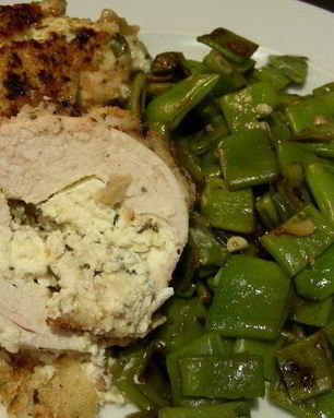 Куриные грудки, фаршированные крем-чизом Филадельфия, фетой и ароматными травами