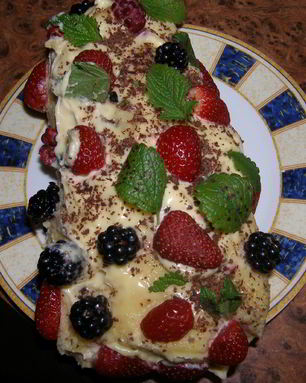 Нежный рулет со сметанным кремом и ягодами