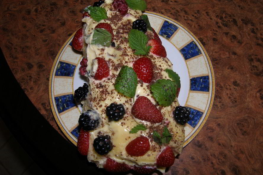 Рецепт нежный рулет со сметанным кремом и ягодами