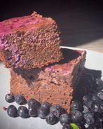 Очень шоколадный брауни со сливочно-черничный кремом