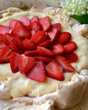 Павлова с клубникой и заварным кремом