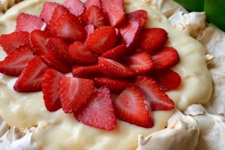 Рецепт павлова с клубникой и заварным кремом