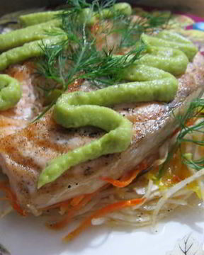 Семга на овощной подушке с кремом из авокадо