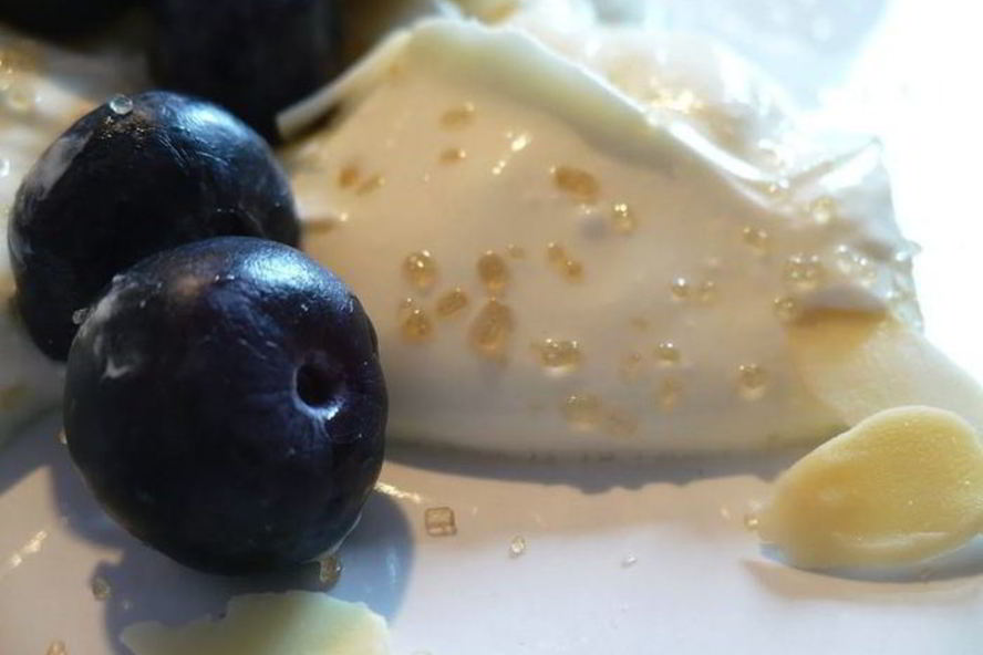 Рецепт творожный крем с черникой и миндалем