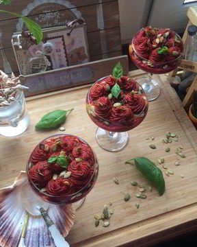 Веганский крем-борщ с тыквенным хумусом