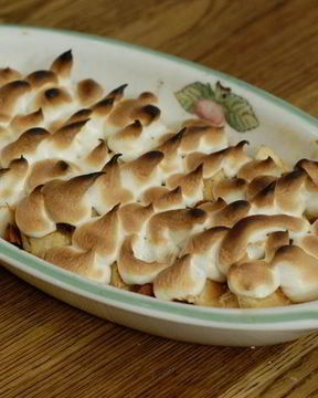 Яблочные дольки под белковым кремом