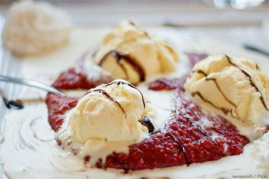 Рецепт лимонного замороженного йогурта с малиновыма соусома