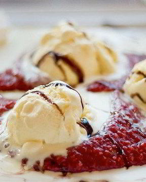 Лимонный замороженный йогурт с малиновым соусом