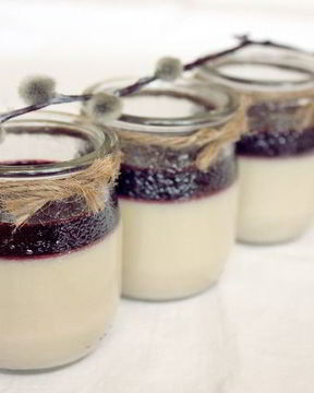 Медовая панна котта с черникой