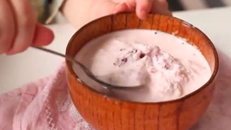 Домашнее клубничное мороженое в пакете