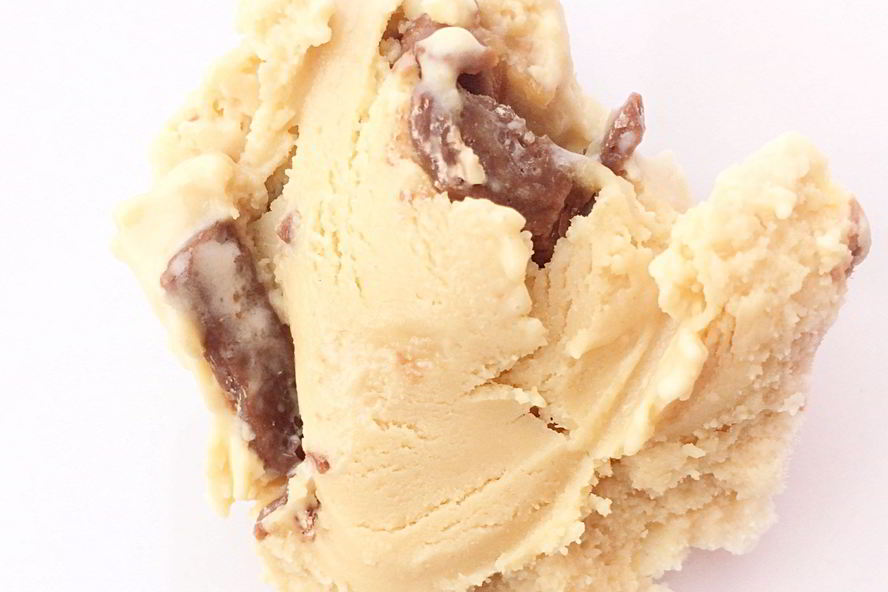 Рецепт карамельное мороженое с кусочками snickers