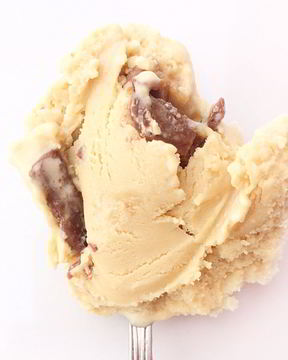 Карамельное мороженое с кусочками Snickers