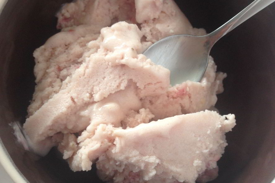 Рецепт молочное мороженое с клубникой и медом