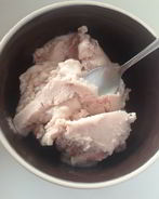 Молочное мороженое с клубникой и медом