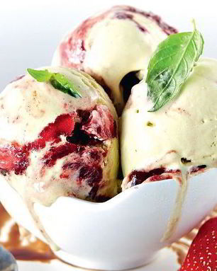 Мороженое из базилика с клубнично-бальзамиковым соусом