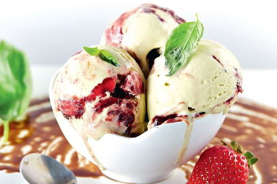 Рецепт мороженое из базилика с клубнично-бальзамиковым соусом