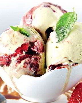 Мороженое из базилика с клубнично-бальзамиковым соусом