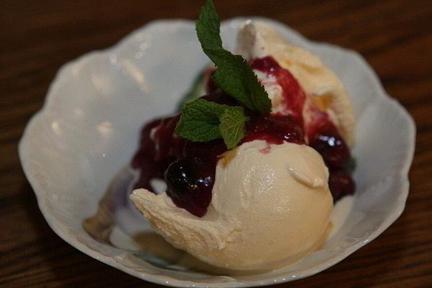 Рецепт мороженое из козьего йогурта с ягодным соусом