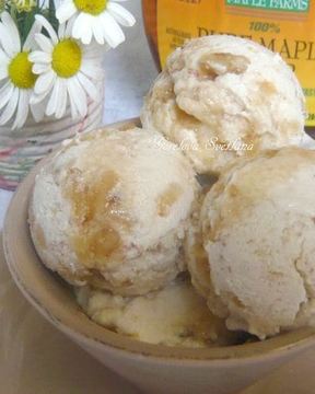 Мороженое с кленовым сиропом и грецкими орехами