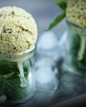 Мятное мороженое с шоколадом