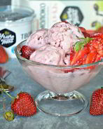 Творожно-клубничное мороженое с кусочками шоколада