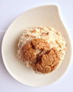 Взбитое сливочное мороженое с миндальной крошкой