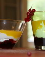 Мусс из манго, йогурта и смородины