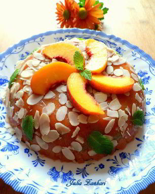 Персиковый мусс-желе с виноградом и лепестками миндаля