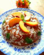 Персиковый мусс-желе с виноградом и лепестками миндаля