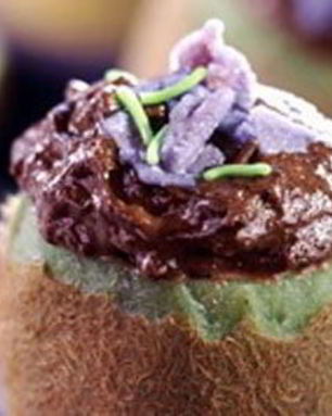 Шоколадный мусс в чашечках из киви