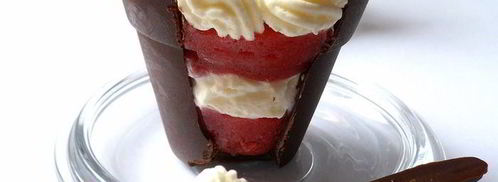 шоколадные стаканчики с черничным муссом и бисквитом. Шаг 14