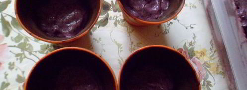 шоколадные стаканчики с черничным муссом и бисквитом. Шаг 9