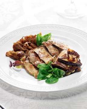 Цесарка с лисичками, белыми грибами и муссом из пастернака