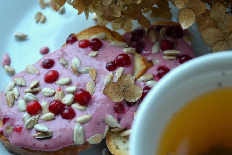 Рецепт творожный мусс с бананом и брусникой