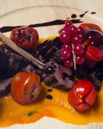 Оленина с розмарином под шоколадным соусом